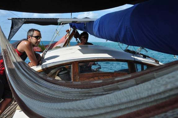 A bordo do veleiro na grande barreira de corais, em Belize